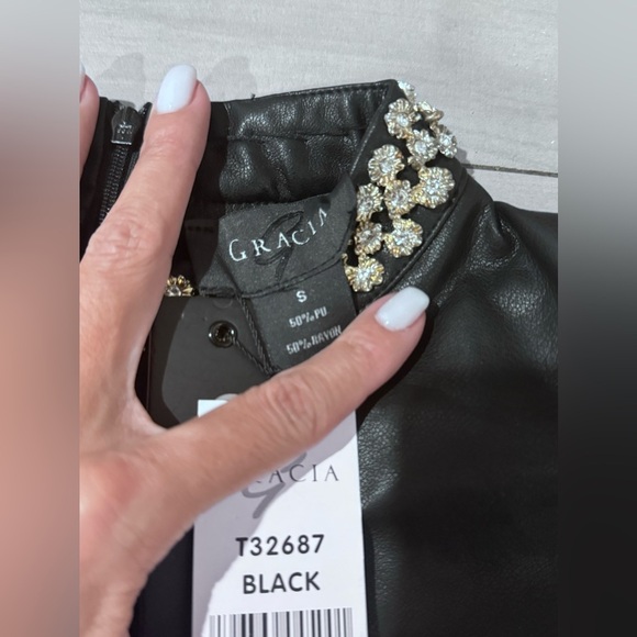 NWT Gracia Ruffle Sleeve Faux Leather Top - Picture 3 of 5